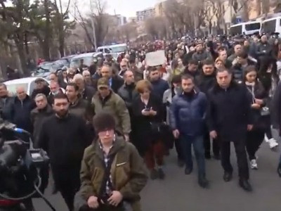 Участники митинга оппозиции начали шествие