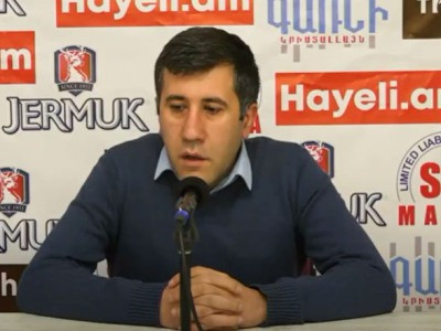 Правозащитник: Президента либо шантажируют, либо он обслуживает иностранные интересы