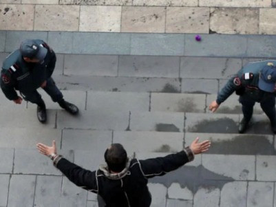 War veteran attempts suicide by pouring gasoline over himself near Armenia government building, police stop him