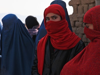 Sri Lanka bans burqa and closes over 1,000 Islamic schools