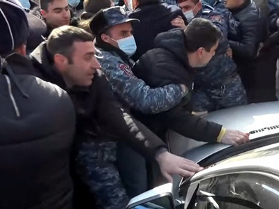 У президентской резиденции произошла потасовка между протестующими и полицейскими