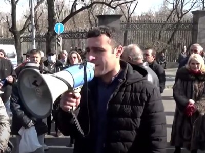«Սողունի նման ինչ-որ մի մուտքով հեռացել է». քաղաքացիները կրկին չհանդիպեցին Փաշինյանին, ակցիան ավարտվեց