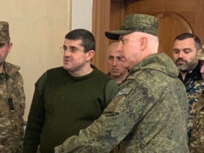 Արցախի նախագահը, Մուրադովը և ՀՀ ԱԱԾ ներկայացուցիչը պահանջում են, որ ՊԲ հրամանատարը զորքերը հանի Կարմիր Շուկայից