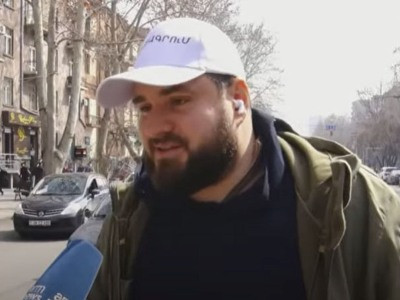 Группа граждан перекрыла проспект Саят-Новы в Ереване мусорными баками