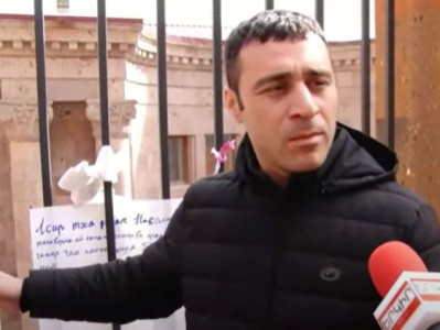 Члены АРФ Дашнакцутюн проводят акцию протеста у здания рупора власти