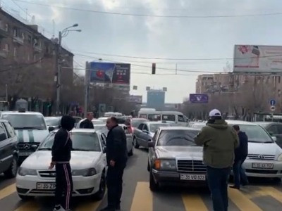 Группа граждан перекрыла проспект Комитаса в Ереване