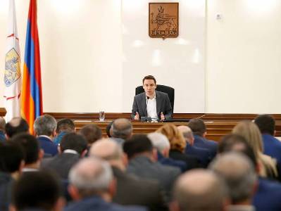 «Արի դուս, հլը». Երեւանի ավագանու նիստում քաշքշոց տեղի ունեցավ