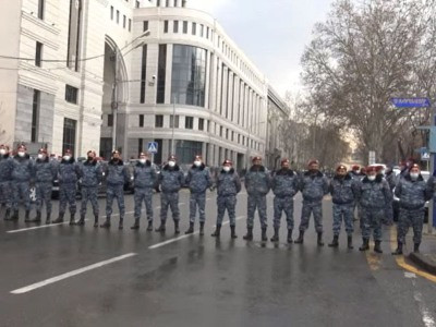 Կառավարության 2-րդ  մասնաշենքը բոլոր կողմերից փակ է. ոստիկանները շղթա են կազմել՝ ապահովելու Փաշինյանի մուտքը շենք