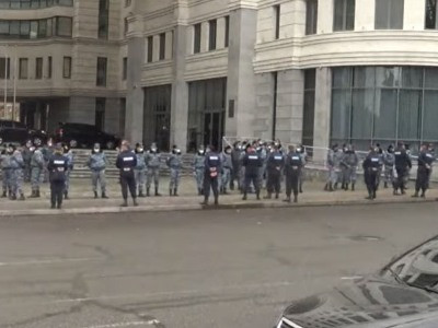 Никол Пашинян прибыл в МОНКС: его машина припарковалась у входа в здание