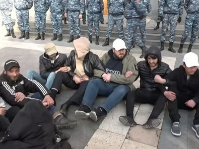 Члены движения «Освобождение» проводят акцию протеста у здания правительства Армении