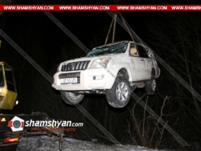 Խոշոր ավտովթար Սևանում. Toyota Land Cruiser-ը ճանապարհի մերկասառույցի պատճառով հայտնվել է ծառերի մեջ