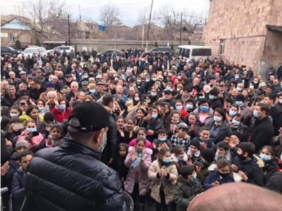 Mediaport: Children are taken to Aragatsotn meeting with Armenia PM Pashinyan