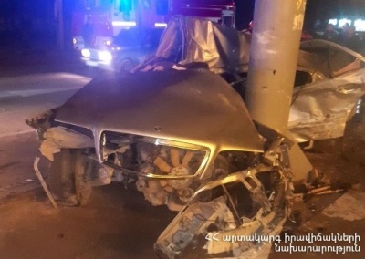 Արմավիրում «Մերսեդեսը» բախվել է գովազդային վահանակի սյանը. կա երկու զոհ, երկու վիրավոր