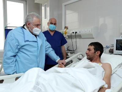 Armenia MOD visits serviceman who got frostbite after blizzard