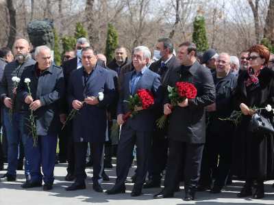 Serzh Sargsyan and members of Republican Party of Armenia visit ex-PM Andranik Margaryan's tomb (PHOTOS)