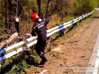 Երևան-Երասխ ավտոճանապարհին ծառն ընկել է տրակտորի վրա. վարորդը տուժել է