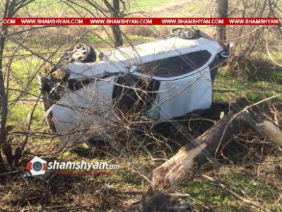 Արմավիրի մարզում Nissan Teana-ն բախվել է մի քանի ծառերի, կոտրել դրանք և շրջվել. 2 վիրավորներից մեկի ականջը կտրվել է