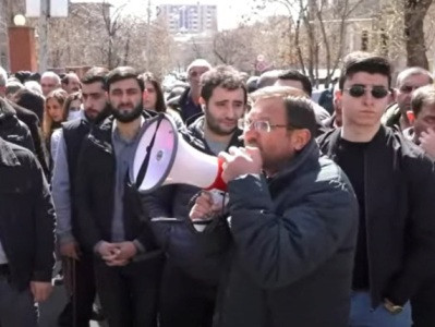 Представители Дашнакцутюн проводят акцию протеста перед зданием Совета безопасности Армении