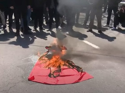 В ответ на заявление секретаря Совбеза Армении о Турции члены АРФД сожгли турецкий флаг