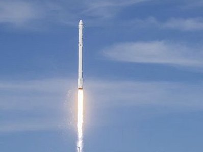 Ракета SpaceX распалась на части перед приземлением