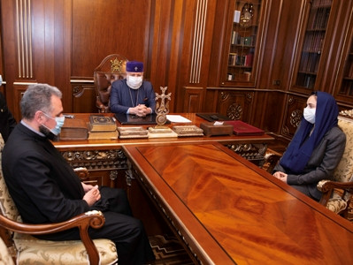 Գարեգին Բ-ն հանդիպել է Նարեկ սարկավագ Պետրոսյանի այրու հետ