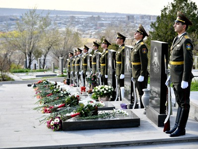 Flowers are laid on behalf of Armenia premier at graves of fallen heroes of April 2016 war