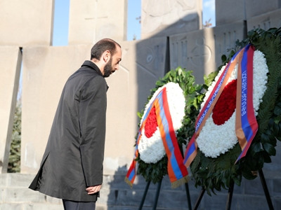 Armenia Parliament Speaker visits Yerablur Military Pantheon