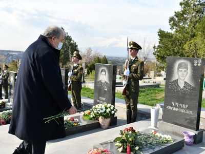 Armenia President visits Yerevan military pantheon, pays tribute to fallen soldiers of April 2016 war