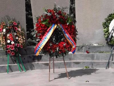 Wreath is laid, on behalf of Armenia ex-President Sargsyan, at Yerevan military pantheon (PHOTOS)