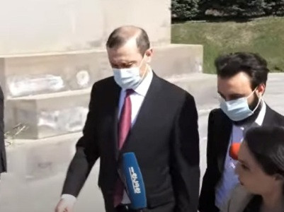Օրվա խորհրդից ելնելով՝ այսօր որևէ հարցի չեմ պատասխանում. Արմեն Գրիգորյանը՝ «Եռաբլուր» էր այցելել մենակ