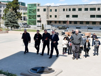 «Պատերազմը փաստացի չի ավարտվել, տեղափոխվել է այլ դաշտ». Արցախի ԱԺ պատգամավորներն այցելել են Եղբայրական հուշահամալիր