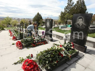 Parents of victims of Four-Day Artsakh War of April 2016 visit Yerablur Military Pantheon