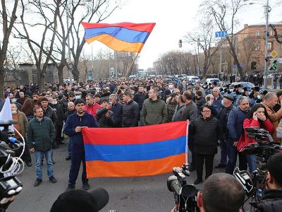 Armenia opposition movement clearing street at parliament side entrance