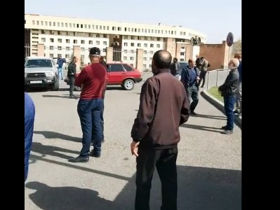 Fallen, missing soldiers’ relatives assemble outside Armenia MOD