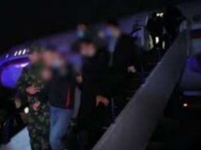 Plane transporting Armenian POWs is landing