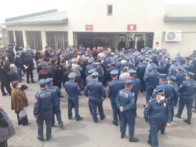 Situation tense outside Armenia MOD