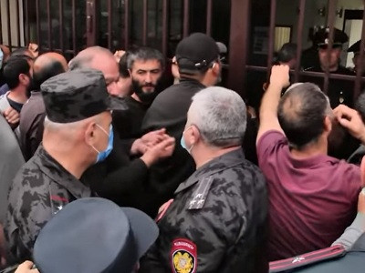 Tense situation outside Armenia MOD grounds continues