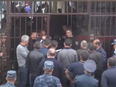Անհետ կորածների եւ գերիների հարազատները ներս մտան ՊՆ շենք, սակայն դարպասները շարունակում են փակ պահել