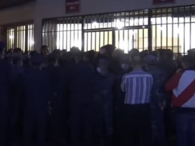 Relatives of missing Armenian servicemen and POWs are in Armenia MOD building for nearly 3 hours