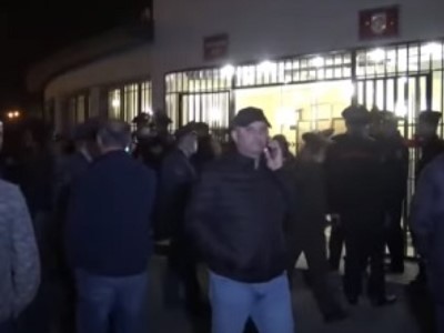 Missing Armenian servicemen's relatives open entrance to Armenia MOD, not satisfied with meeting with army official
