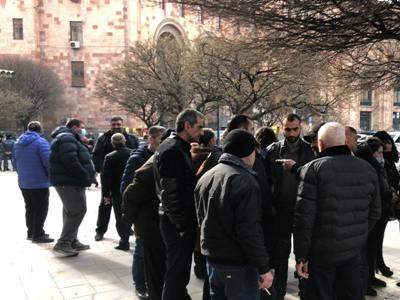 Սրանք տուֆտեք են, շիշ բռնողներ, անիմաստ քայլող, բայց ոչ մի գործողություն չանող. Անհետ կորածի հարազատ