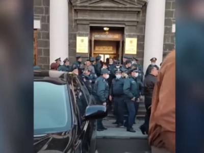 Մարզպետի արյունը իմ տղայի արյունից կարմի՞ր է. գերիների հարազատները փակել են  Շիրակի մարզպետարանի մուտքը (ֆոտո)