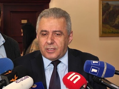 Վաղարշակ Հարությունյանը ԱԺ-ում չպատասխանեց լրագրողների որեւէ հարցի. Նա անդրդվելի էր
