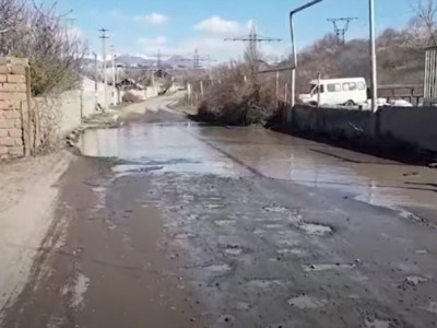 Նուռնուսում գոյացած հսկայական ջրափոսի պատճառով մեքենաները մնում են ջրափոսի մեջ