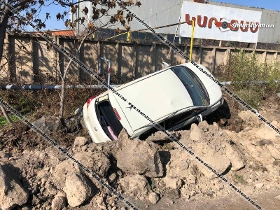 Կոտայքի մարզում Nissan Tiidan-ն այլ մեքենայի կողմից վթարային իրավիճակ ստեղծելու պատճառով բախվել է քարերին և շրջվել փոսը