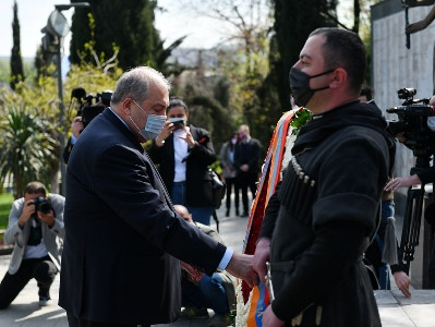 Armenia’s Sarkissian visits Heroes Square in Tbilisi