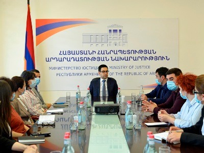 Armenia justice minister hosts two dozens of employees of Karabakh's state bodies