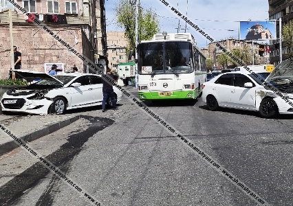 Ավտովթար Երևանում. բախվել են Kia Forte-ն ու Hyundai Sonata-ն, Hyundai-ն էլ հայտնվել է մայթին՝ բախվելով պատին