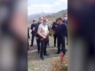 Ես դրա իրավունքն ունեմ, ձեզ թույլ չեմ տալիս. Վայոց ձորում զոհվածի հարազատը Փաշինյանին թույլ չտվեց մոտենալ գերեզմանին