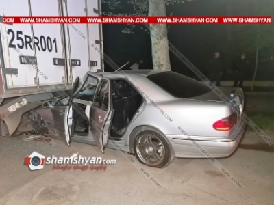 Երեւանում բախվել են Subaru-ն ու Mercedes-ը. վերջինս մխրճվել է կայանված Daf բեռնատարի մեջ. կան վիրավորներ